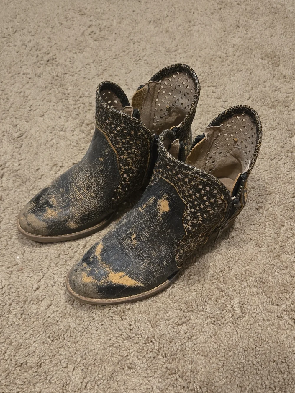 Circle G Black and Tan Distressed Ankle Booties